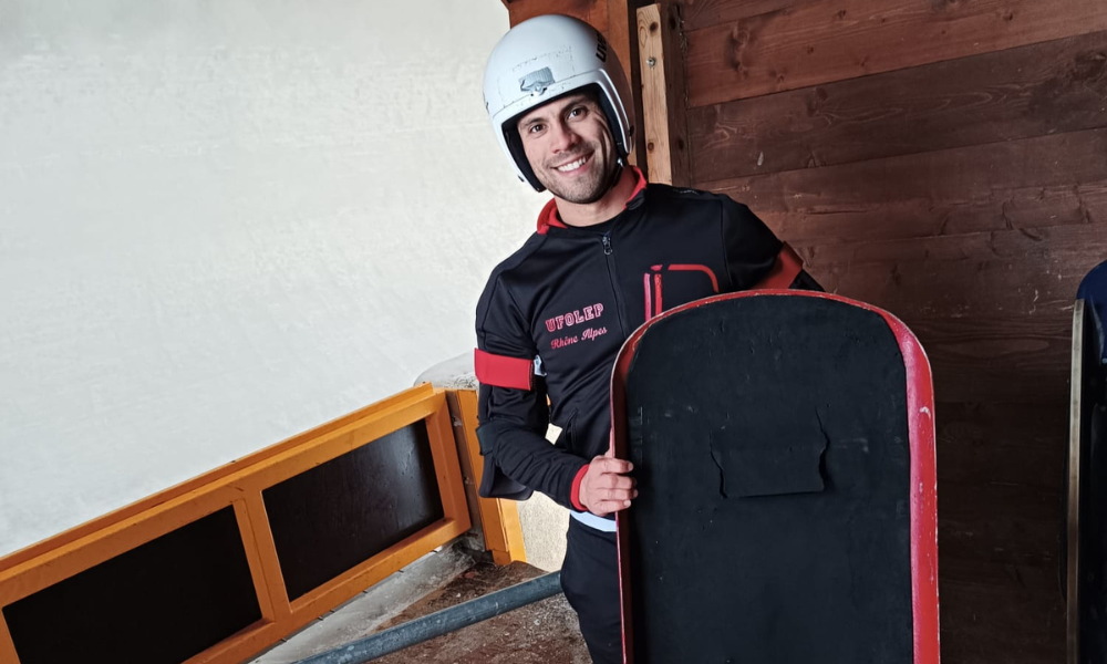 Bruno Aguiar Valadão posa para foto com seu trenó de luge